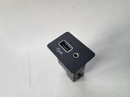 Nissan Micra K14 Gniazdo / Złącze USB 