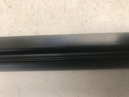 Volkswagen Golf V Moulures des vitres de la porte avant 1K4837477