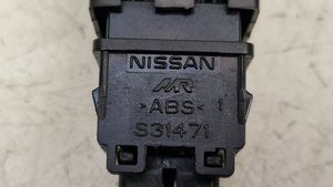 Nissan Micra Botón interruptor de luz de peligro S31471