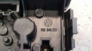 Volkswagen Golf III Parte del faro posteriore 1H6945257