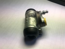 Renault 19 Tylny cylinder hamulcowy 4581