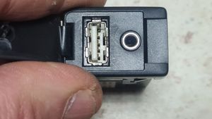 Lexus CT 200H Gniazdo / Złącze USB 8619048030