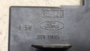 Ford Fiesta Aizmugurējā luktura detaļa 96FG13N004BB