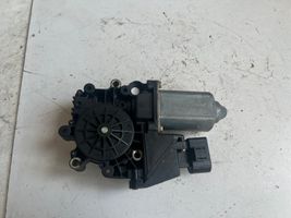 Audi A4 S4 B5 8D Priekinis varikliukas langų pakėlėjo 8D0959802