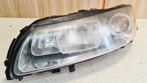 Volvo V70 Lampa przednia 30698846