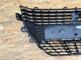 Peugeot 208 Grille calandre supérieure de pare-chocs avant 9823210080