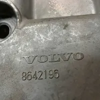 Volvo XC70 Кронштейн компрессора кондиционера воздуха 8642196