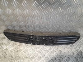 Audi A3 S3 8L Grotelės viršutinės 8L0807683