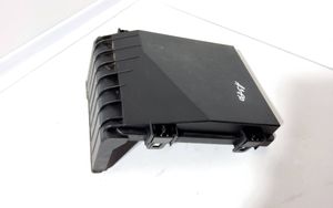 Audi A3 S3 8P Tapa de caja de fusibles 1K0937132D