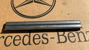 Mercedes-Benz E W210 Copertura del rivestimento del sottoporta posteriore A2106800535
