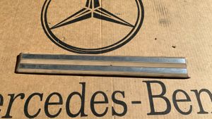 Mercedes-Benz E W210 Garniture de marche-pieds arrière A2106802435