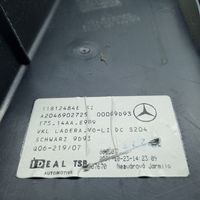 Mercedes-Benz C W204 Tavaratilan sivuverhoilu A2046902725