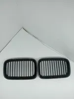 BMW 3 E36 Maskownica / Grill / Atrapa górna chłodnicy 8122238