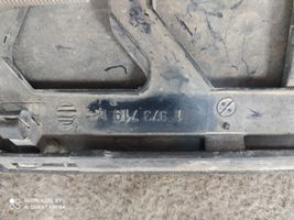 BMW 5 E34 Tappo/coprigancio di traino anteriore 1973717