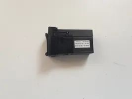 Toyota RAV 4 (XA40) Connettore plug in AUX 8619042040