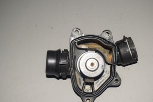 BMW 5 E39 Boîtier de thermostat / thermostat 