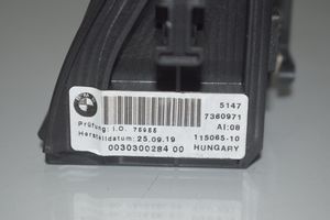 BMW 2 F46 Podpora mocowania półki bagażnika 7360971