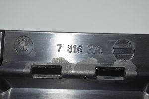 BMW 2 F46 Listwa / Uszczelka szyby drzwi tylnych 7316780