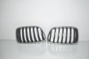 BMW X3 F25 Maskownica / Grill / Atrapa górna chłodnicy 7210725