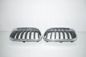 BMW X3 F25 Maskownica / Grill / Atrapa górna chłodnicy 7210725