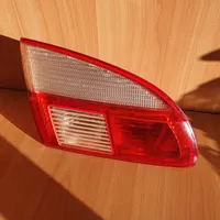 Toyota Avensis T220 Lampy tylnej klapy bagażnika 89022026