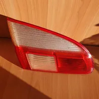 Toyota Avensis T220 Lampy tylnej klapy bagażnika 89022026