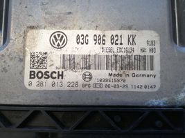 Volkswagen Golf V Variklio valdymo blokas 03G906021KK