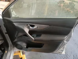 Nissan Qashqai Rivestimento del pannello della portiera anteriore 