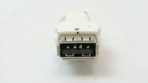 BMW 2 F46 Connecteur/prise USB 014677