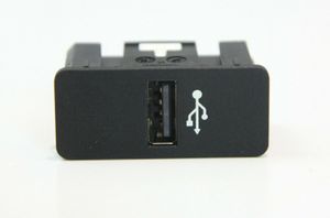 BMW 2 F45 Gniazdo / Złącze USB 012512015733016136