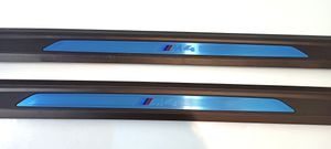 BMW M4 F82 F83 Garniture de marche-pieds avant 023405