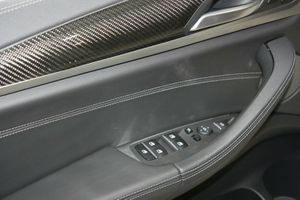 BMW X4M F98 Takaoven verhoilu J00464