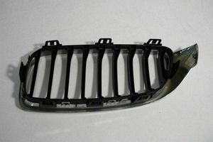 BMW 4 F32 F33 Griglia superiore del radiatore paraurti anteriore K001181