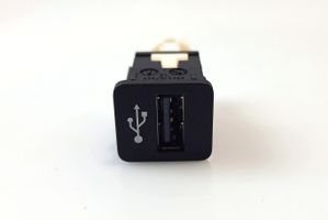 BMW 1 F20 F21 USB-pistokeliitin 024818