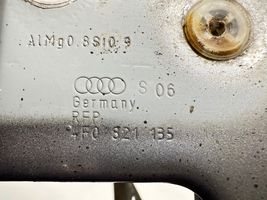 Audi A6 S6 C6 4F Supporto di montaggio del parafango 4F0821135