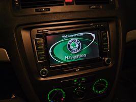 Skoda Octavia Mk2 (1Z) Panel / Radioodtwarzacz CD/DVD/GPS 1Z0035680A