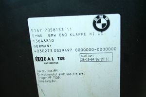 BMW 5 E60 E61 Panneau, garniture de coffre latérale 7058153