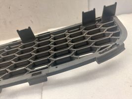 Toyota Corolla Verso AR10 Grille inférieure de pare-chocs avant 