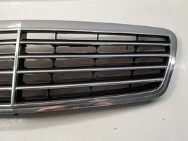 Mercedes-Benz C W203 Etupuskurin ylempi jäähdytinsäleikkö A2038800183