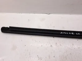 Toyota Avensis T270 Listwa / Uszczelka szyby drzwi tylnych 