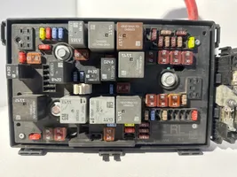 Opel Astra J Module de fusibles 13318785