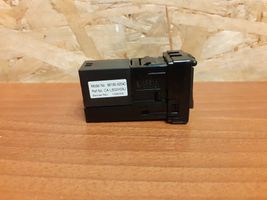 Toyota RAV 4 (XA40) Connettore plug in AUX 8619042040