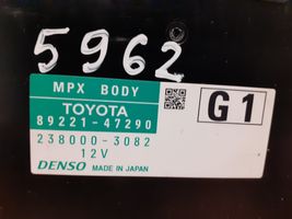 Toyota Prius (XW30) Boîte à fusibles 8273047510