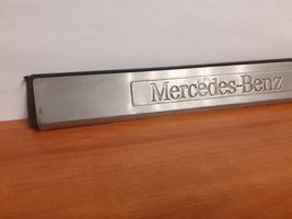 Mercedes-Benz E W210 Listwa boczna 2106800535