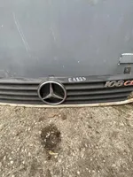 Mercedes-Benz Vito Viano W638 Etupuskurin ylempi jäähdytinsäleikkö A6388880415