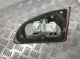 Toyota Avensis T220 Lampy tylnej klapy bagażnika 89022026