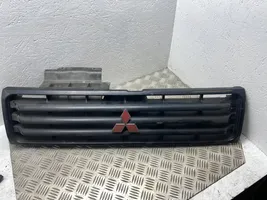 Mitsubishi Pajero Grille calandre supérieure de pare-chocs avant 