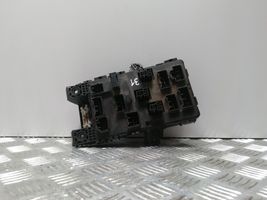 Toyota Avensis T220 Module de fusibles 8273005010