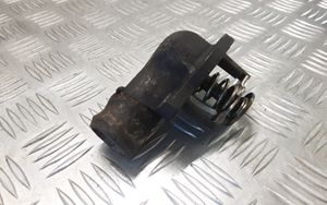 Volkswagen Touareg I Boîtier de thermostat / thermostat 070121114