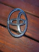 Toyota Corolla E120 E130 Mostrina con logo/emblema della casa automobilistica 7531102100